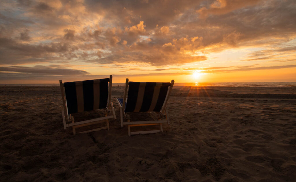 Liegestühle beim Sonnenuntergang